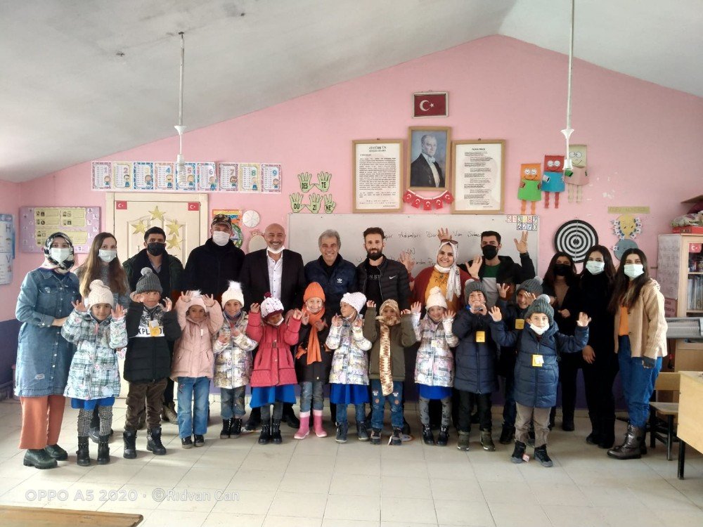 Spor Adamları Küçük Bedenleri Isıttı