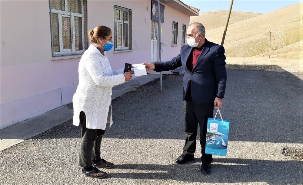 Edremit Belediyesinden Okullara Ateş Ölçer Cihazı
