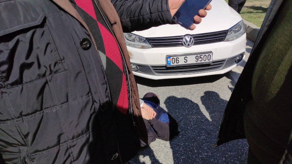 Kadın Sürücünün Çarptığı Yaşlı Kadına Yoldan Geçen Sağlık Görevlisi Müdahale Etti