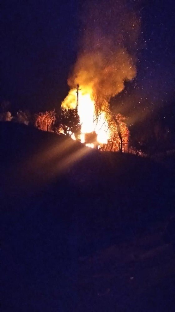 İ̇ki Katlı Ev Alevlere Teslim Oldu