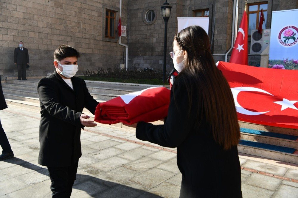 18 Mart’ta Çanakkale’de Göndere Çekilecek Türk Bayrağı Isparta’ya Ulaştı
