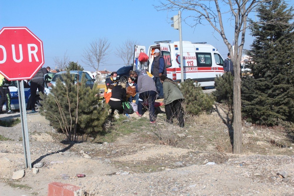 Kavşakta Çarpışan Otomobillerde 4 Kişi Yaralandı