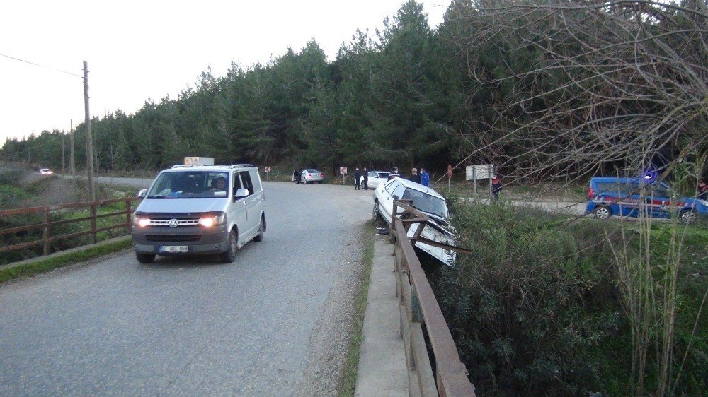 Direksiyon Hakimiyetini Kaybetti Köprüde Asılı Kaldı