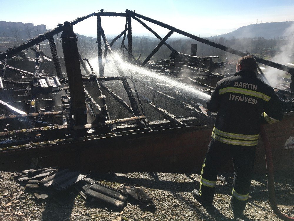 Mutfakta Başlayan Yangında Ev Küle Döndü