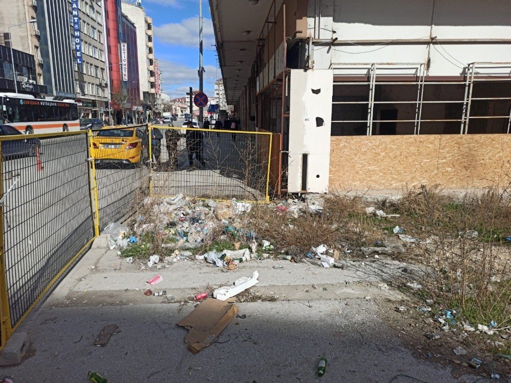Çitle Çevrili Yer Çöplük Olarak Kullanılıyor