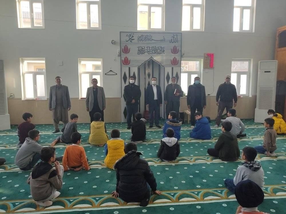 Dicle’de Kur’an-ı Kerim Öğrenen Öğrencilere Hediye