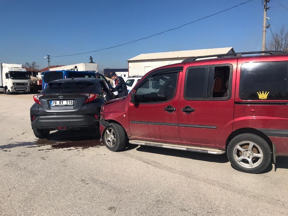 Otomobil İle Hafif Ticari Aracın Karıştığı Kazada 1 Kişi Yaralandı