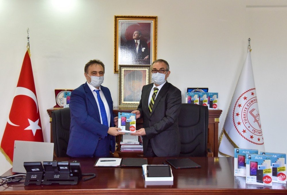 Çocuklara 75 Adet Tablet Hediye Edildi