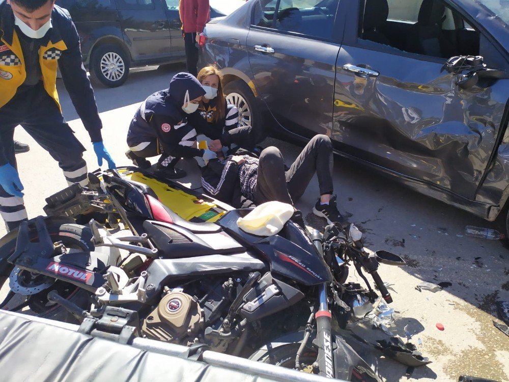 Motosiklet, Otomobile Çarptı: 2 Yaralı