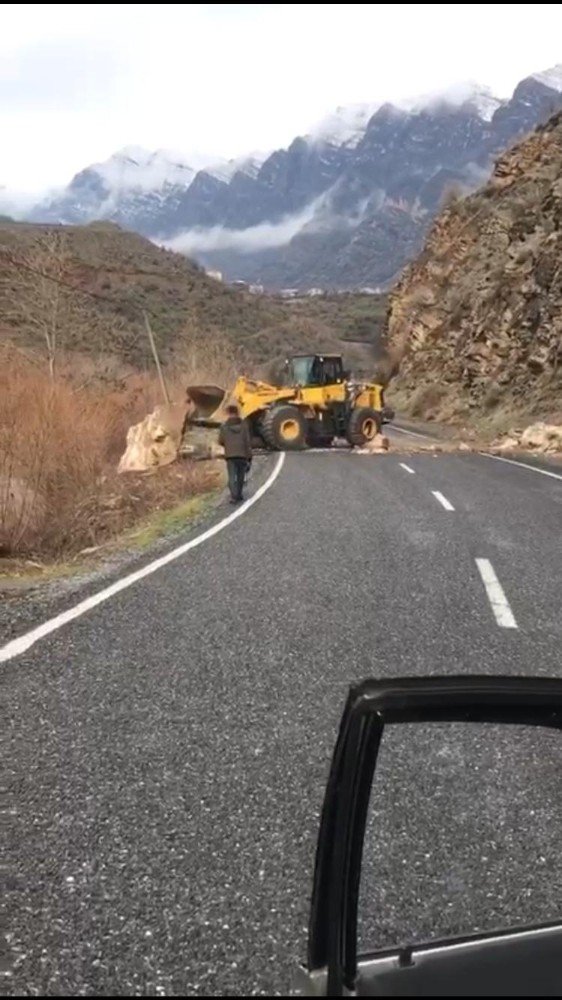 Çukurca Yoluna İnen Kayalar Temizlendi