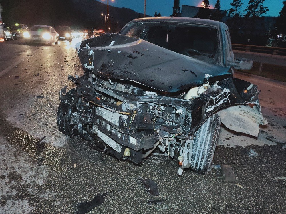 Kontrolden Çıkan Otomobil Önce Bariyere Sonra Tıra Çarptı: 1 Yaralı
