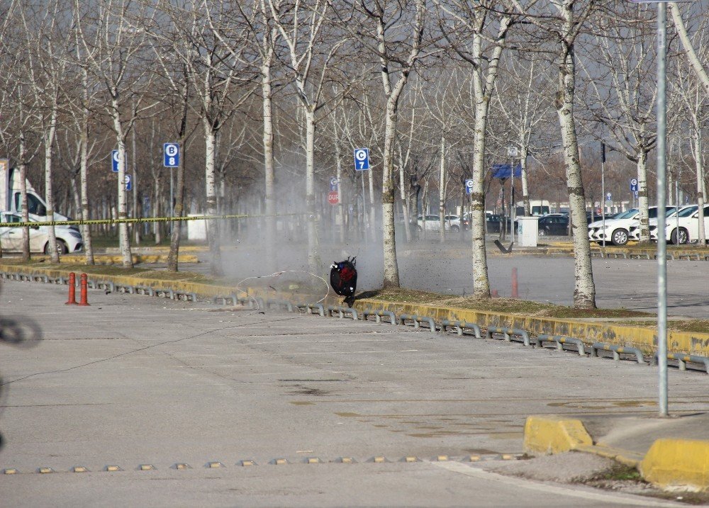 Otoparka Bırakılan Şüpheli Çanta Fünye İle Patlatıldı