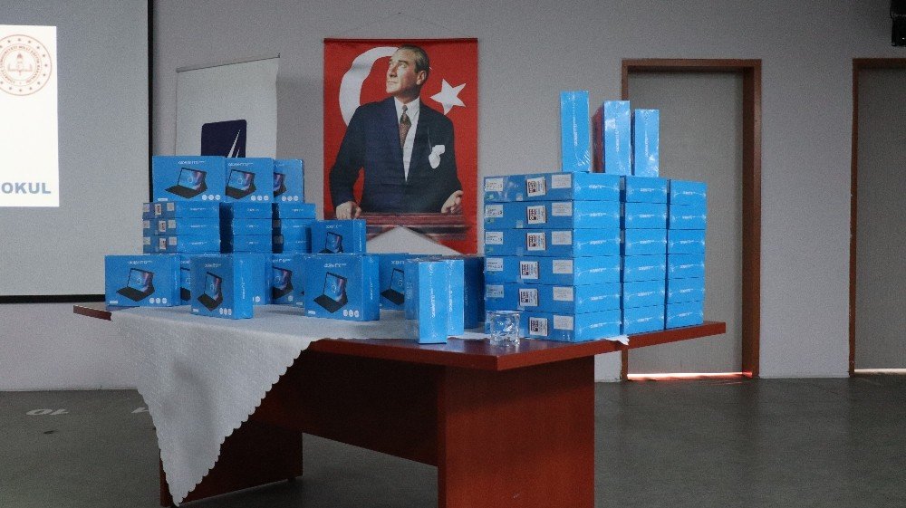 Gölcük’te 64 Öğrenciye Ücretsiz Tablet Dağıtıldı