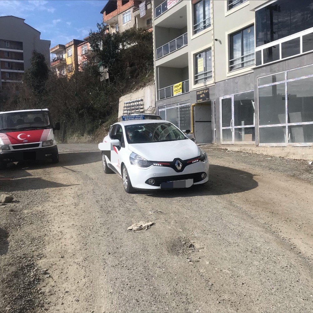 Sürücü Adayları Da Usta Öğreticiler De Mahalleli De Durumdan Şikayetçi