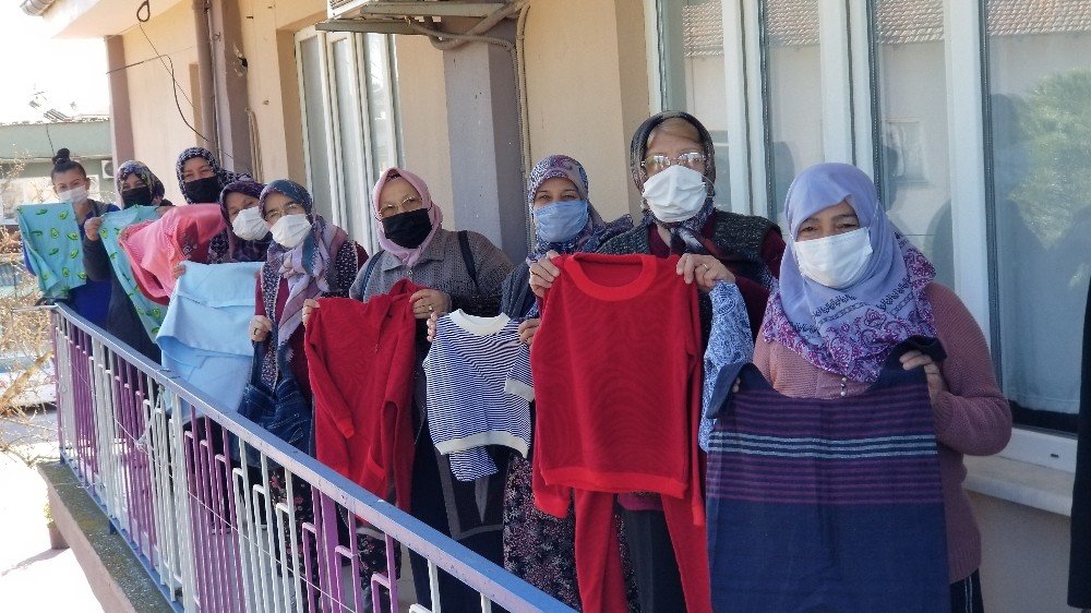 Hem Torunları İçin Dikiyorlar Hem De Aile Bütçelerine Katkı Sağlıyorlar