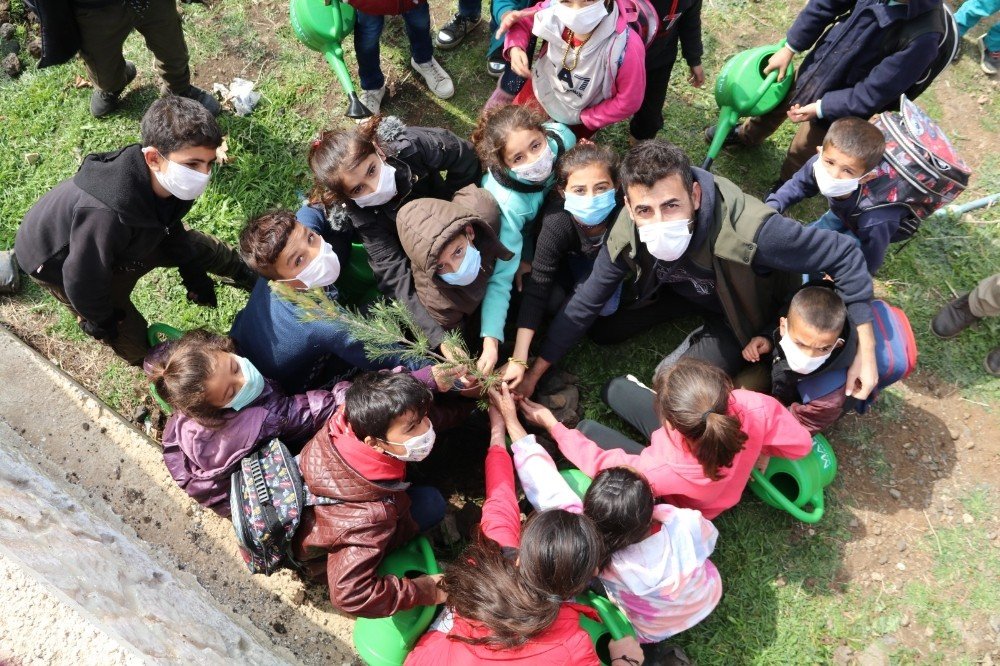 Mardin’de Öğrenciler Okul Bahçesine Fidan Dikti