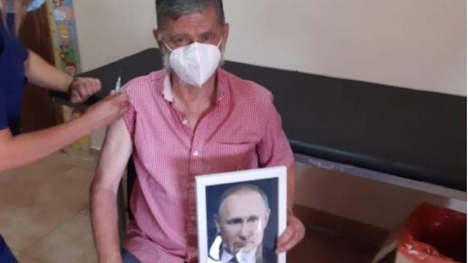 Arjantin’de Roque Perez Belediye Başkanı, Elinde Putin Portresiyle Aşı Oldu