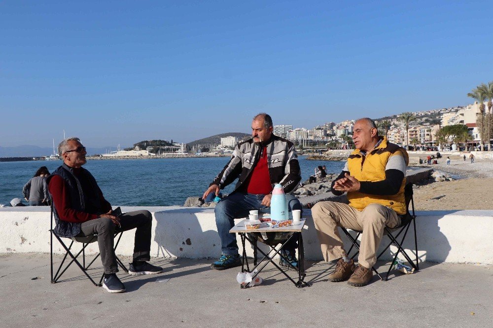Kuşadası’nda Vatandaşlar Sahil Bandına Ve Şehir Merkezine Akın Etti