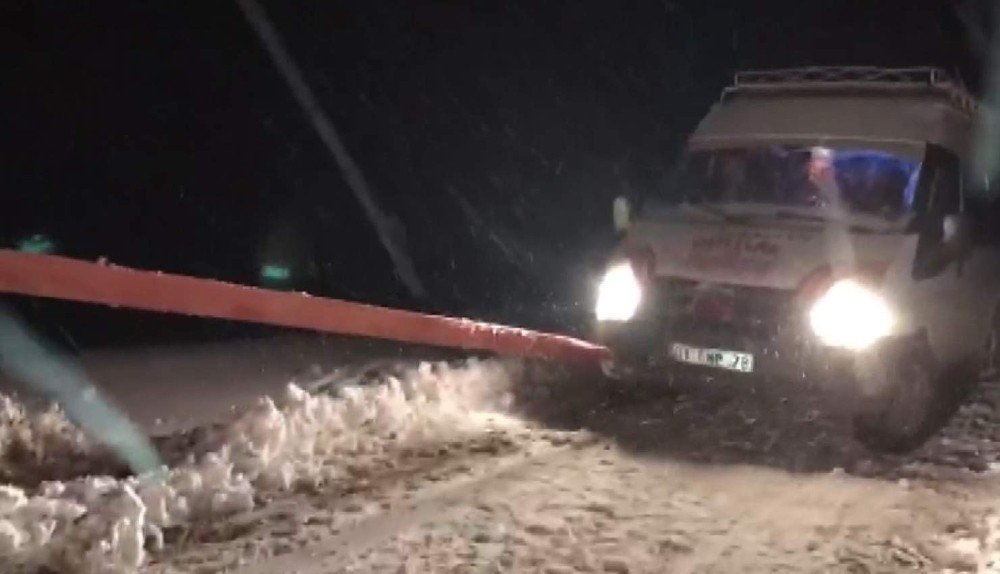 Karda Mahsur Kalan Yolcu Minibüsü Kurtarıldı