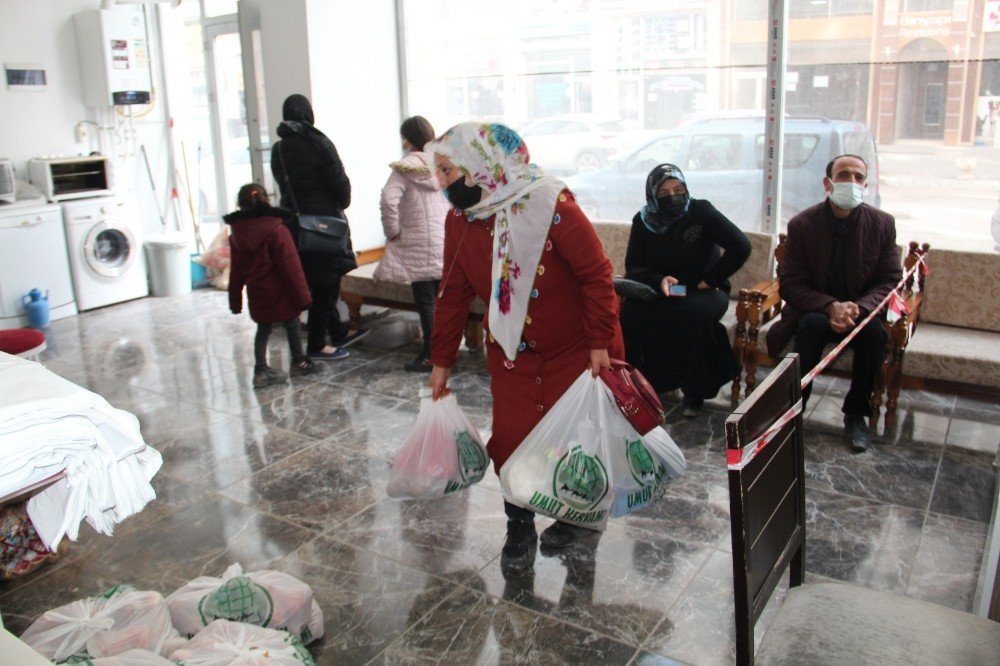 Van Umut Kervanı’ndan 510 Aileye Gıda Yardımı