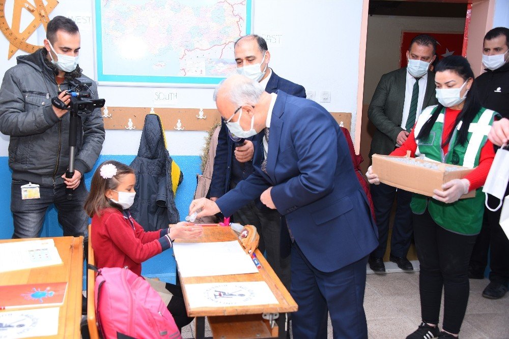 Salihli’de 27 Bin Öğrenciye Maske Ve Dezenfektan Desteği