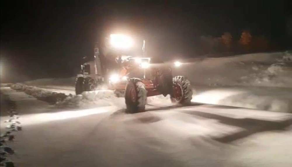 Kardan Yolu Kapanan Köyde Doğum Sancıları Tutan Kadın Ekiplerce Kurtarıldı