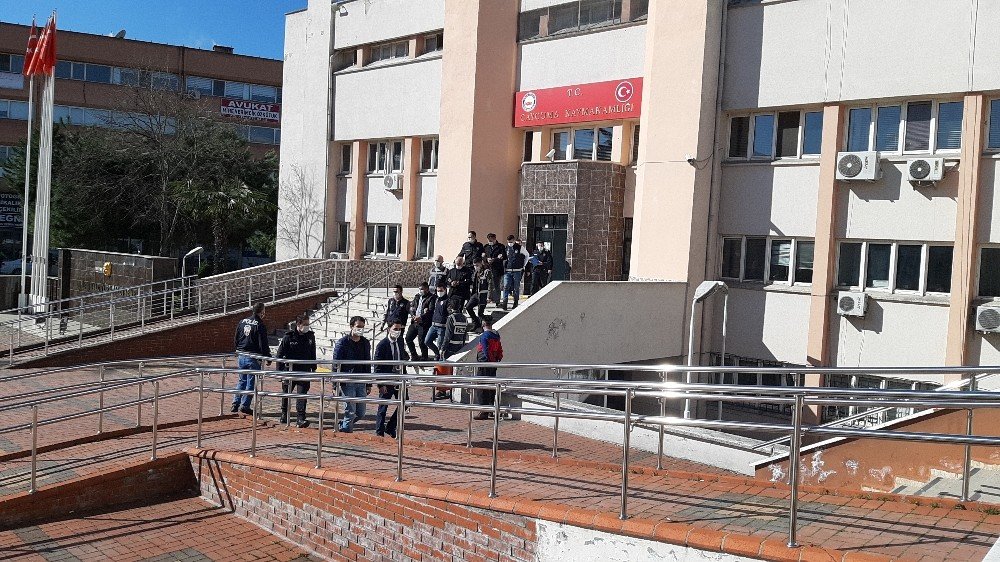 İ̇ki Güvenlik Görevlisinin Silahla Yaralandığı Olayın Şüphelileri Adliyede