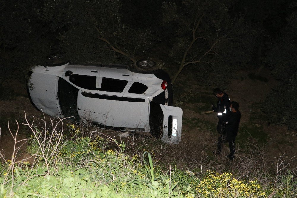 Adana’da Otomobil Şarampole Yuvarlandı: 2 Yaralı