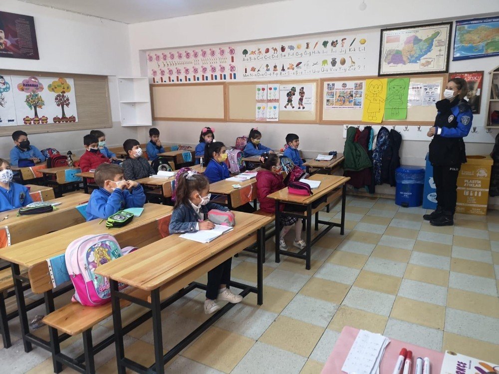 Polisler, Öğrencileri Korona Virüs Konusunda Uyardı