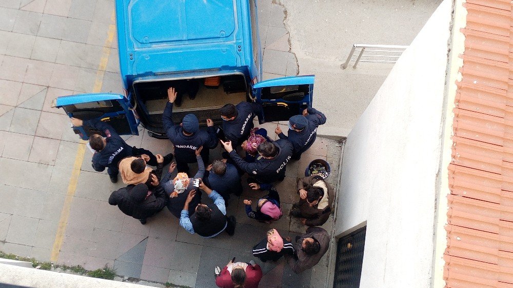 Adliye Bahçesinde Gergin Anlar