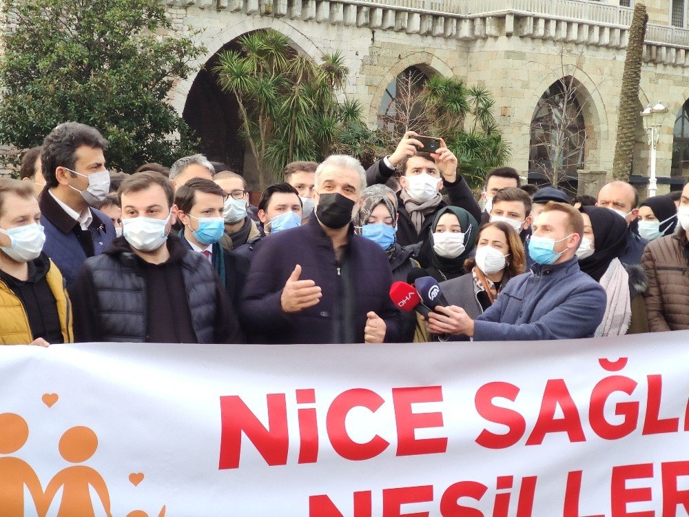 Ak Parti İ̇stanbul İ̇l Başkanı Kabaktepe, Ayasofya Camii’nde Sabah Namazı Sonrası Gençlerle Yeşilay’a Yürüdü