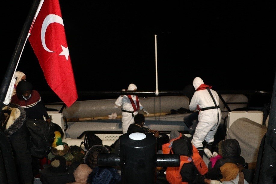Ayvalık’ta 36 Göçmen Botları Batmak Üzereyken Kurtarıldı