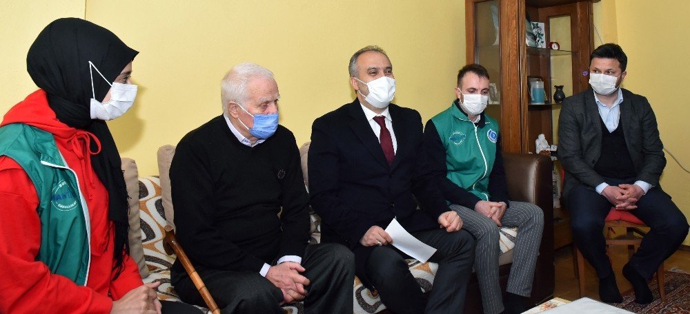 Gönüllülerden Yaşlılara Evinde Ziyaret