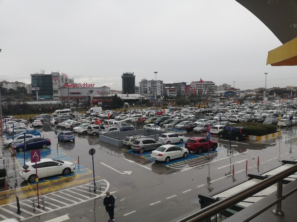 Bursa’da Avm’ler Doldu Taştı
