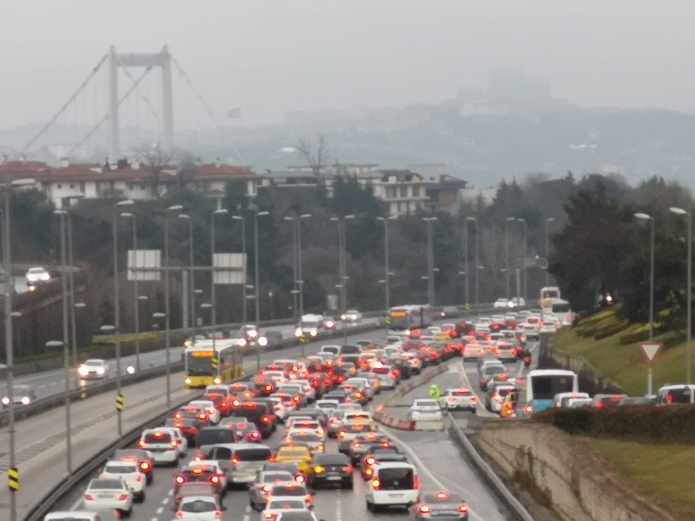 İ̇stanbul’da Pazar Kısıtlamasına Saatler Kala Trafik Yoğunluğu
