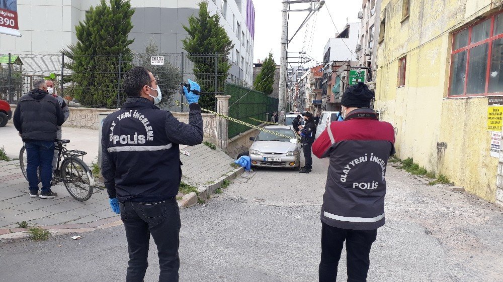 İ̇zmir’de Kaldırımda Bir Kişinin Cansız Bedeni Bulundu