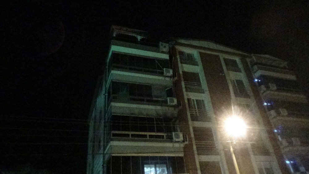 İ̇zmir’de Yangında Evi Yanan Belediye Başkanı Hastaneye Kaldırıldı