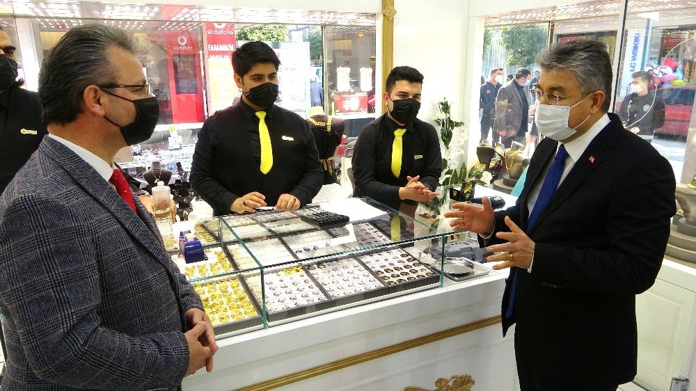Vali Sokağa İndi, “koronayı Defedersek İyi Olacağız” Diyerek Esnaftan Destek İstedi