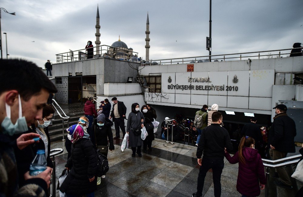 Kısıtlamasız İlk Cumartesinde Vatandaşlar Eminönü’ne Akın Etti