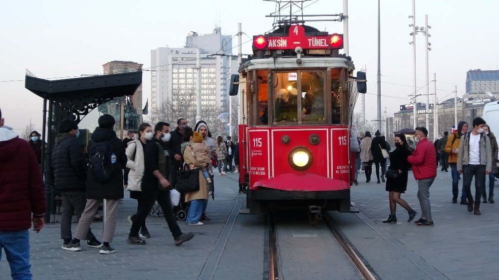 Kısıtlamasız Cumartesinde Vatandaşlar Taksim’e Akın Etti