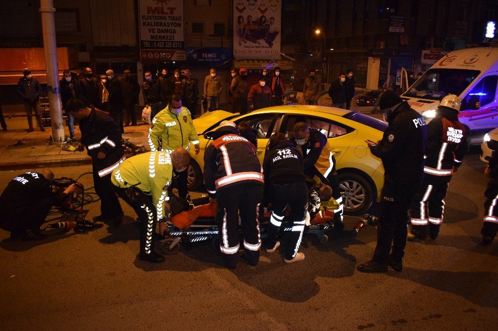 Ticari Taksi Aydınlatma Direğine Çarptı Araçta Sıkışan Sürücü Feci Şekilde Can Verdi