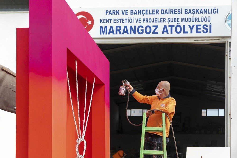 Marangozhanede Kadınlar İçin Figürler Üretiliyor