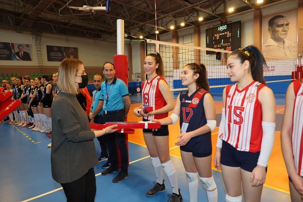 Nevşehir Valisi Becel, Kadın Sporculara Karanfil Hediye Etti
