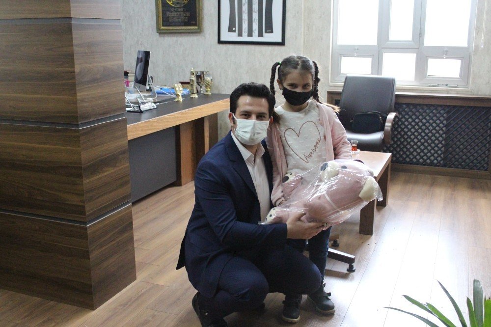 Kaymakamdan Minik Cemre’ye Hediye