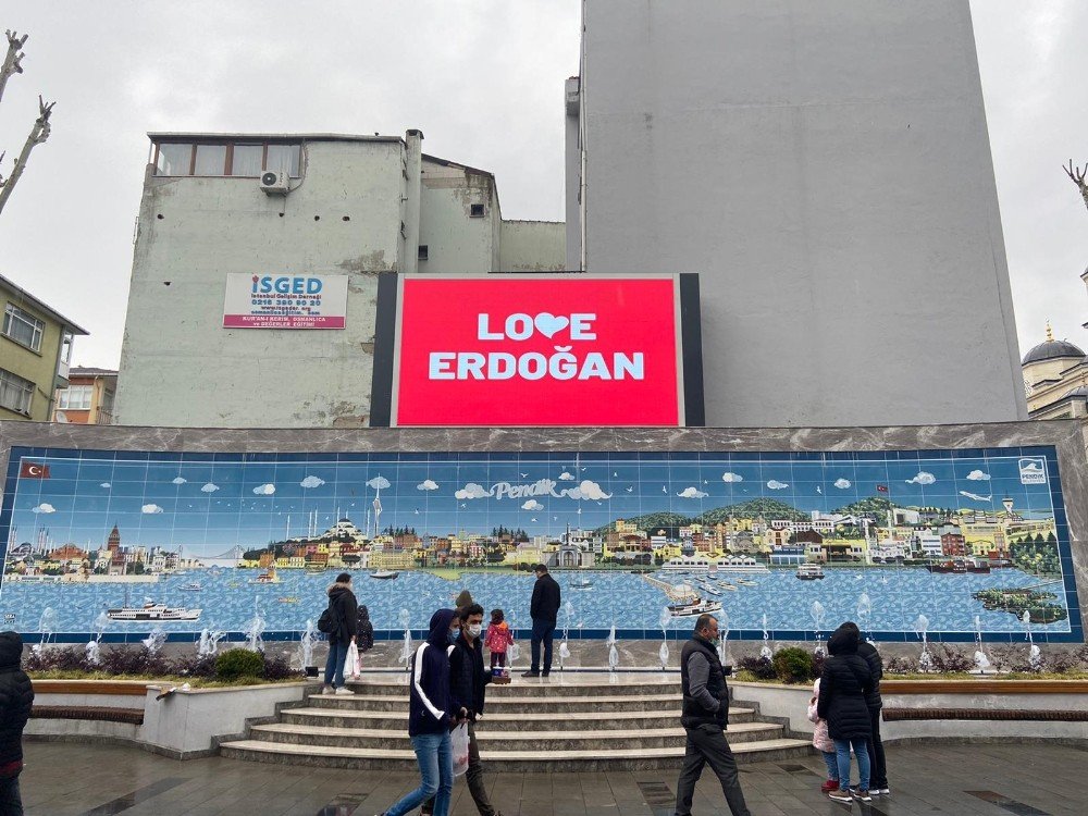 Pendik’te ’love Erdoğan’ Görseli Led Ekranlara Yansıtıldı
