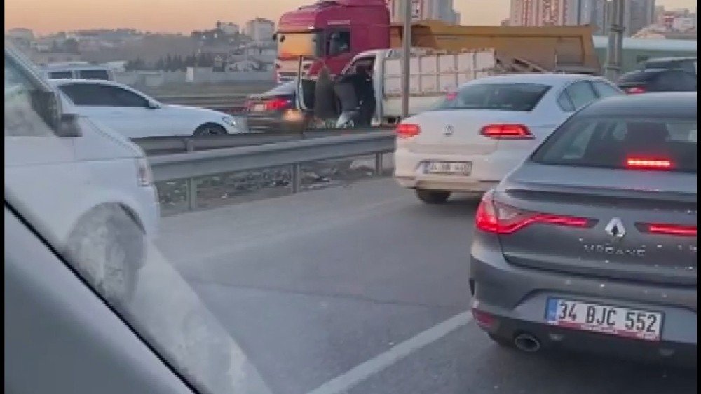 - Şile’de Trafik Terörü: Aracın Kapısını Açıp, Sürücüyü Darbettiler