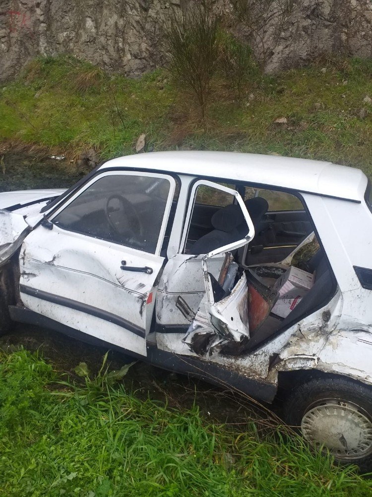 Susurluk’ta Beton Mikseri İle Otomobil Kaza Yaptı