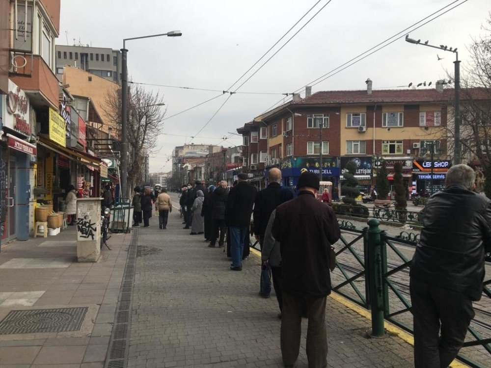 Yasaksız İlk Hafta Sonundan Alışveriş Kuyruğu