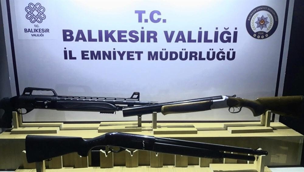 Balıkesir’de Polis 2 Aranan Şahsı Yakaladı