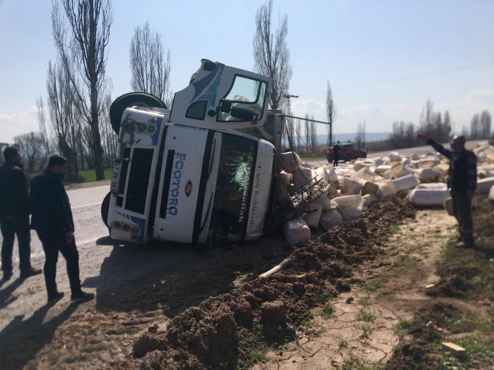 Motosiklet Sürücüsüne Çarpmamak İçin Kaza Yaptı